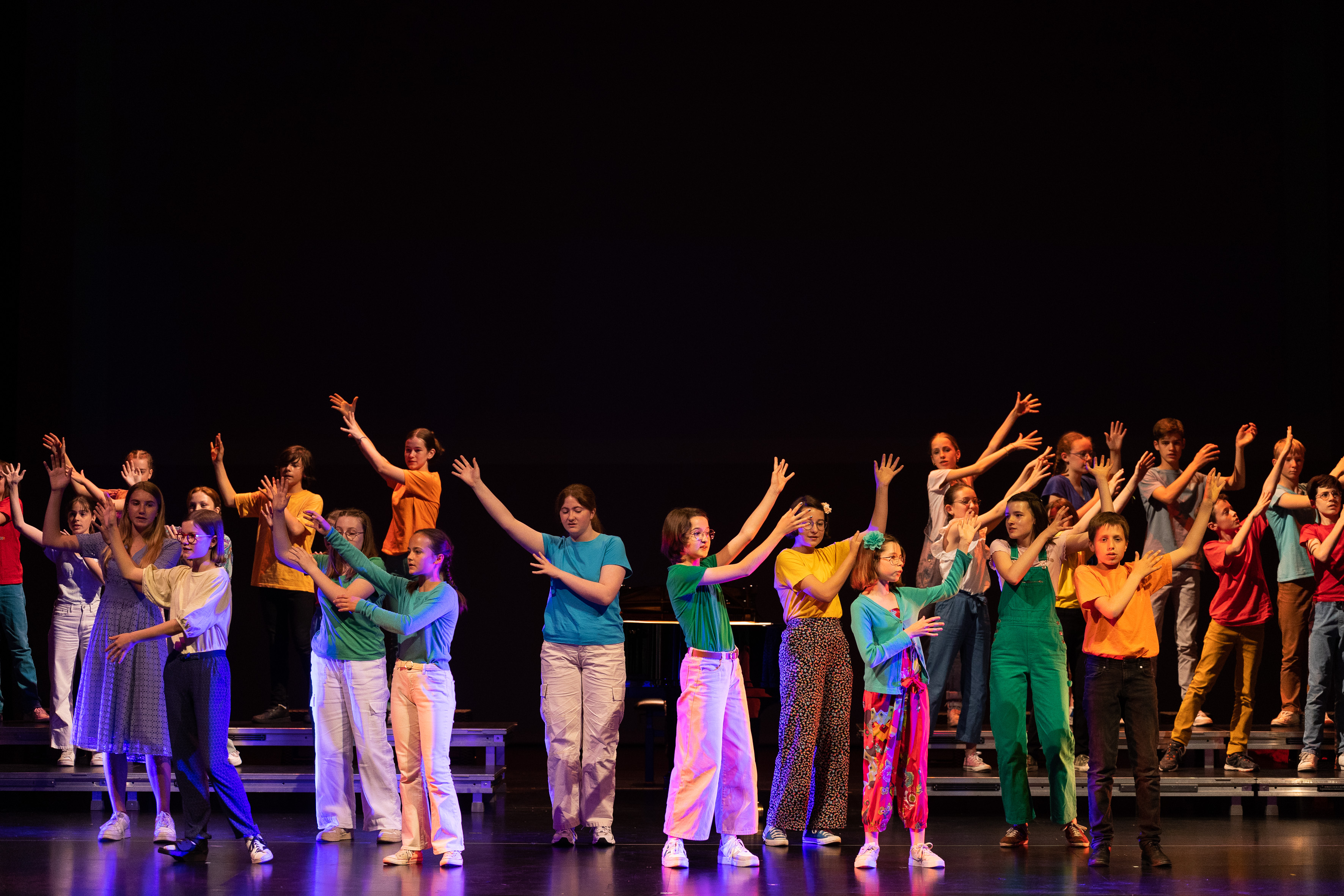 Maîtrise de Bretagne Enfants levant les bras