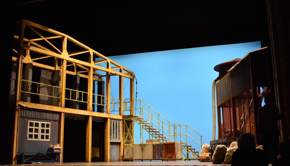 Décor L'Élixir d'amour Décor L'Élixir d'amour représentant une exploitation agricole