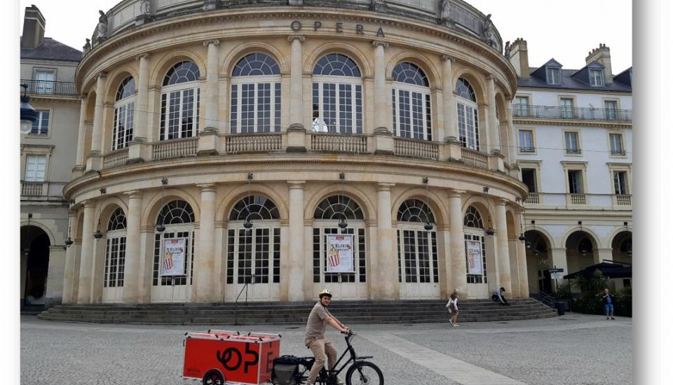 Vélo cargo devant l'Opéra de Rennes