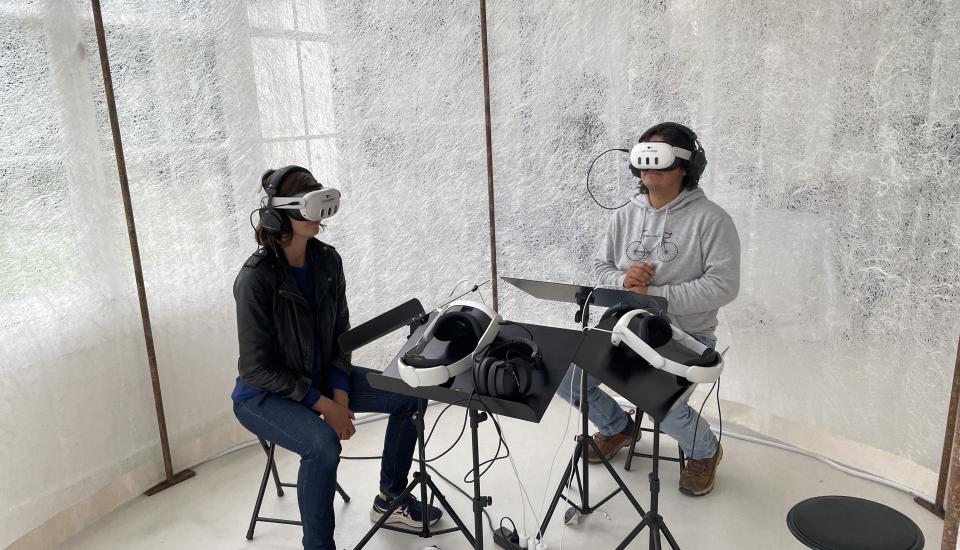 Deux personnes portant un casque de réalité virtuelle