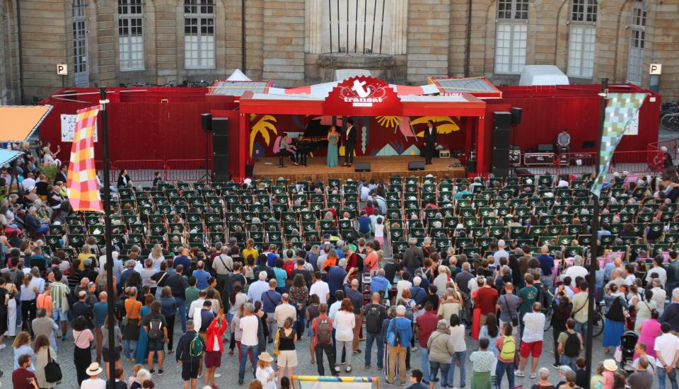 Opéra sur ton transat, une foule devant une récital, en extérieur
