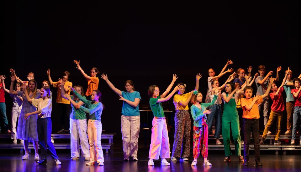 Enfants levant les bras