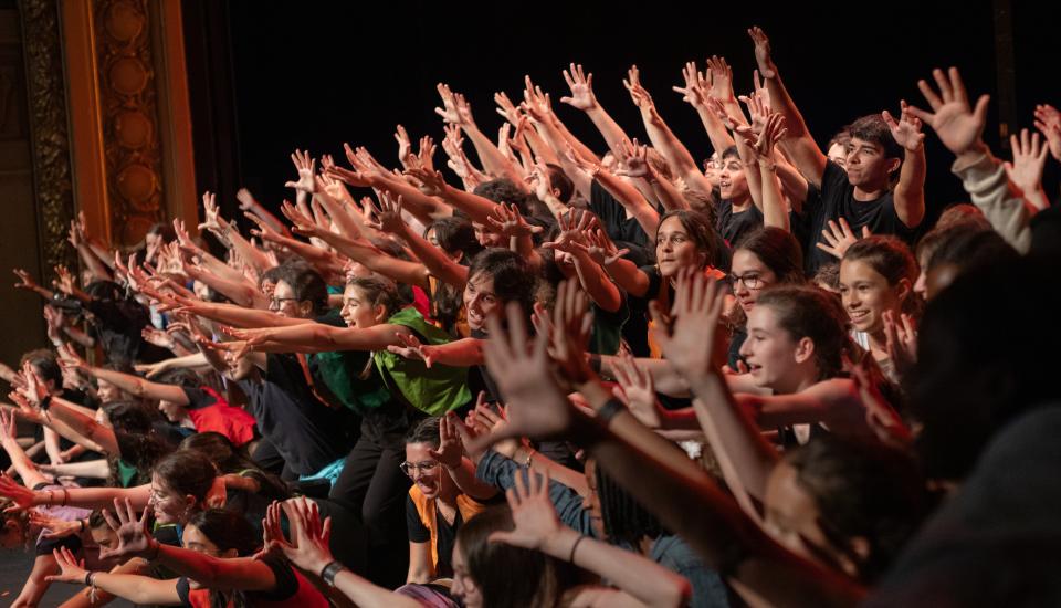 Enfants levant les bras pendant une chorégraphie chantée
