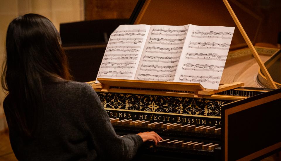 Etudiante en train de jouer de la musique