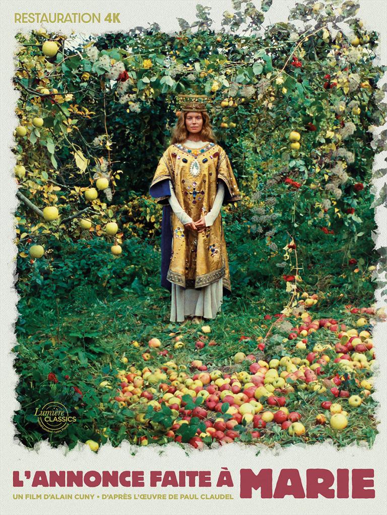 Un personnage féminin, richement vêtu de vêtement religieux, dans un décor naturel fait de verdure. Au premier plan, des pommes au sol.