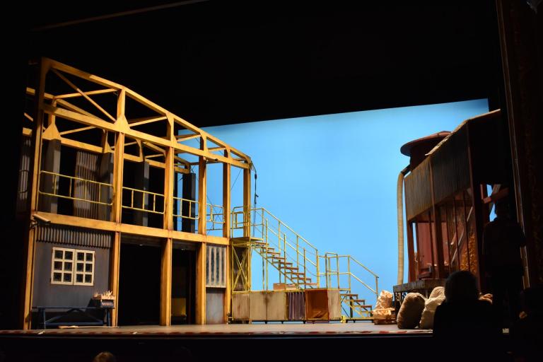 Décor L'Élixir d'amour Décor L'Élixir d'amour représentant une exploitation agricole