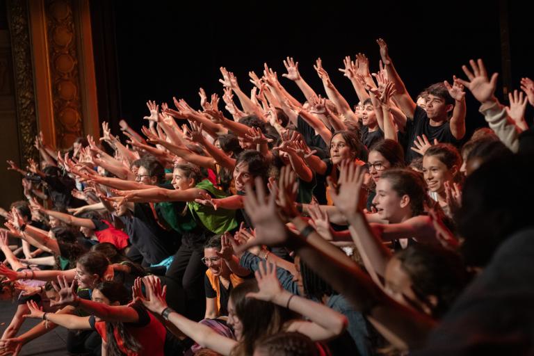 Enfants levant les bras pendant une chorégraphie chantée